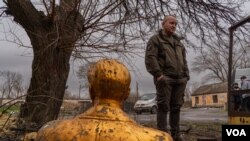 负责恰索夫亚尔行政管理的德米特里耶夫。(2023年4月3日，美国之音博夏特拍摄)