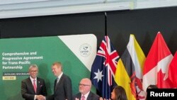 2023年7月16日在新西兰奥克拉举行的“全面与进步跨太平洋伙伴关系协定”（Comprehensive and Progressive Agreement for Trans-Pacific Partnership, CPTPP）会议上，英国成为CPTPP创立以来第一个新加入的成员。新西兰总理西普金斯和马来西亚投资、贸易及工业部长滕库·阿卜杜尔·阿齐兹（Tengku Abdul Aziz）兴奋地起立相互握手，对英国的加入感到高兴。