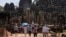 Khách du lịch tham quan đền Bayon tại quần thể đền Angkor Wat ở tỉnh Siem Reap, Campuchia. Đài Loan đang cân nhắc cảnh báo công dân về những rủi ro khi đi du lịch đến các quốc gia có quan hệ chặt chẽ với Trung Quốc như Lào và Campuchia.