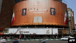  یک بنر تبلیغاتی رای‌گیری حکومتی برای تعیین جانشین ابراهیم رئیسی در تهران