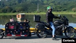 Alexandra y Daniel comparten las experiencias de sus viajes junto a Hela y Max, a través de su cuenta de Instagram @rodando_sobre_huellas. FOTO: Cortesía.
