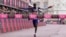 Kelvin Kiptum de Kenia cruza la línea de meta para ganar la carrera masculina en el Maratón de Londres en Londres, el domingo 23 de abril de 2023. Kiptum murió en accidente de auto en su país el 11 de febrero de 2024.