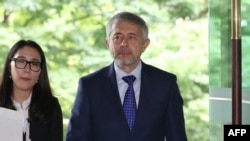 Duta Besar Rusia untuk Korea Selatan Georgy Zinoviev tiba di Kementerian Luar Negeri Korea selatan di Seoul, 21 Juni 2024. (YONHAP/AFP)