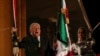 El presidente de México, Andrés Manuel López Obrador, sostiene una campana y la bandera mexicana durante su discurso en el "Grito de Independencia", junto a su esposa Beatriz Gutiérrez Müller, en el Palacio Nacional, en la plaza Zócalo en el centro de la Ciudad de México. 