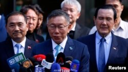 台灣民眾黨主席柯文哲在台北對媒體演講。台灣國民黨總統候選人侯友宜（左）與台灣前總統馬英九（右）在旁傾聽。（2023年11月15日）