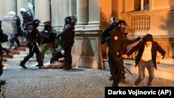 Policijska intervencija pred sedištem Gradske uprave u Beogradu (Foto AP/Darko Vojinović)