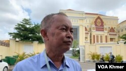 លោក យី សុខសាន្ត មន្ត្រីស៊ើបអង្កេតជាន់ខ្ពស់របស់សមាគមអាដហុក ផ្តល់បទសម្ភាសន៍នៅក្រៅតុលាការនៅថ្ងៃទី៤ ខែកក្កដា ឆ្នាំ២០២៤។ (លាស់ លីបលីប/វីអូអេ)