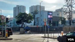 位於香港市區的荔枝角收押所是囚犯判到監獄服刑前的中轉站。由於政府近年對異見者未審先囚，因此多名男性政治犯已在此被扣押超過3年 (美國之音)