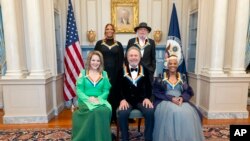 Los homenajeados por el Kennedy Center en 2023: de pie Queen Latifah y Barry Gibb; sentados Renee Fleming, Billy Crystal y Dionne Warwick, el 2 de diciembre de 2023 en Washington, D.C.