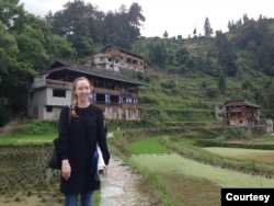 美國政治網媒《Axios》中國記者貝書穎(Bethany Allen)2016年於中國貴州的一個少數民族地區進行採訪。 （照片提供: 貝書穎）