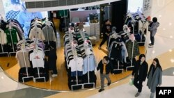 រូបឯកសារ៖ ពលរដ្ឋចិន​ដើរ​ទិញទំនិញ​នៅ​ផ្សារទំនើប​មួយ​ក្នុងទីក្រុង​ប៉េកាំង ប្រទេសចិន​ កាលពីថ្ងៃទី២០ ខែមីនា ឆ្នាំ២០២៤។