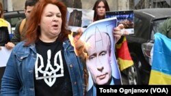 Крајна дестинација на маршот беше руската амбасада во Скопје каде што беше запален и портрет од рускиот претседател Владимир Путин