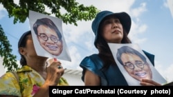 สิตานัน สัตย์ศักดิ์สิทธิ์ (ขวา) กับรูปของวันเฉลิม หลังไม่สามารถเข้าพบฮุน เซน ได้ เมื่อ 21 กุมภาพันธ์ 2567