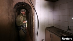 2023年11月22日，以色列军方公布了设在加沙希法医院下加固地下隧道里的哈马斯组织指挥所设备齐全的内部状况。