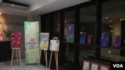 မြန်မာနဲ့နယ်စပ် ထိုင်းနိုင်ငံ၊ မဲဆောက်မြို့မှာ မြန်မာရွှေ့ပြောင်းအခြေချသူတွေအတွက် စိတ်ဒဏ်ရာတွေကို ကုစားပေးနေတဲ့ "Joy House" ပီတိအိမ်ရဲ့ Across The River - "မြစ်ကိုဖြတ်၍" ပန်းချီပြပွဲ။ (ဓာတ်ပုံ-ဗွီအိုအေ မြန်မာ/Screenshot) 