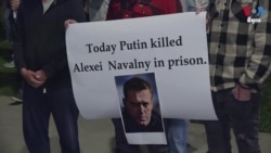 ពលរដ្ឋរុស្ស៊ីនៅក្រៅប្រទេសគោរពវិញ្ញាណក្ខន្ធលោក Alexey Navalny និងទាមទារចម្លើយចំពោះការស្លាប់របស់លោក