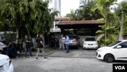 El expresidente panameño Ricardo Martinelli pidió asilo y se refugió en la embajada de Nicaragua en Ciudad de Panamá. Puede verse a miembros de la prensa en los alrededores de la sede diplomática, el 7 de febrero de 2024.