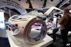 上海國際車展上人們參觀智能汽車的部件。（2023年4月19日）