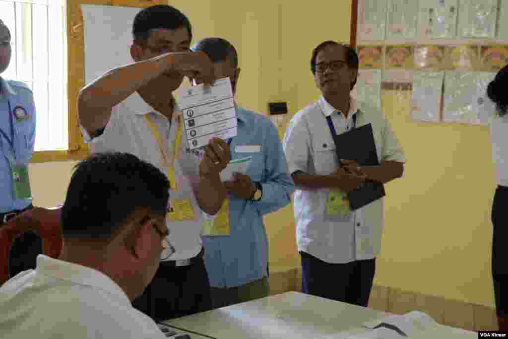 មន្រ្តី​រៀប​ចំ​ការ​បោះ​ឆ្នោត​ម្នាក់​បង្ហាញ​សន្លឹក​ឆ្នោត​ដែល​មាន​គូស​ចំ​គណបក្ស​ប្រជាជន​កម្ពុជា នៅ​មណ្ឌល​បោះឆ្នោត​ព្រឹទ្ធសភា​ក្នុង​វិទ្យាល័យ​ព្រះស៊ីសុវត្ថិ ក្នុង​រាជធានី​ភ្នំពេញ នា​ថ្ងៃទី​២៥ ខែ​កុម្ភៈ ឆ្នាំ​២០២៤។ (ស៊ុន ណារិន/វីអូអេ)