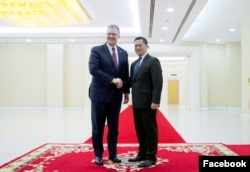 ឧបការីរដ្ឋមន្រ្តីក្រសួងការបរទេសអាមេរិកលោក Daniel J. Kritenbrink និងនាយករដ្ឋមន្ត្រីកម្ពុជាលោក ហ៊ុន ម៉ាណែត ចាប់ដៃស្វាគមន៍គ្នា នៅក្នុងជំនួបមួយ នៅរាជធានីភ្នំពេញ កាលពីថ្ងៃទី២៦ ខែកុម្ភៈ ឆ្នាំ២០២៤។ (Facebook/U.S. Embassy Phnom Penh, Cambodia)