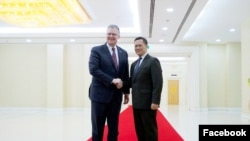 ឧបការីរដ្ឋមន្រ្តីក្រសួងការបរទេសអាមេរិកលោក Daniel J. Kritenbrink និងនាយករដ្ឋមន្ត្រីកម្ពុជាលោក ហ៊ុន ម៉ាណែត ចាប់ដៃស្វាគមន៍គ្នា នៅក្នុងជំនួបមួយ នៅរាជធានីភ្នំពេញ កាលពីថ្ងៃទី២៦ ខែកុម្ភៈ ឆ្នាំ២០២៤។ (Facebook/U.S. Embassy Phnom Penh, Cambodia)