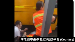 蘇州日本人學校校車攻擊事件現場，被刺傷的乘務員倒地。 （圖片來自部落客「李老師不是你老師」X社媒平台影片截圖）