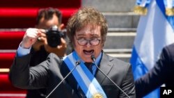 រូបឯកសារ៖ ប្រធានាធិបតីថ្មីរបស់ប្រទេសអាហ្សង់ទីន លោក Javier Milei ស្បថចូលកាន់​តំណែង​នៅ​ខាង​ក្រៅ​សភា​ ក្នុងទីក្រុង Buenos Aires នៃប្រទេសអាហ្សង់ទីន កាលពីថ្ងៃទី១០ ខែធ្នូ ឆ្នាំ២០២៣។