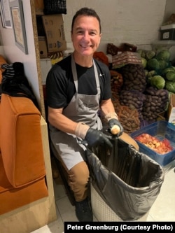 Волонтерська робота в Україні. Фото Пітера Грінбурга