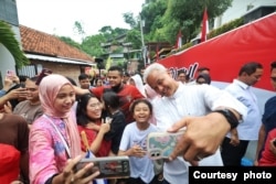 Ganjar Pranowo berfoto bersama para pendukungnya dalam kampanye Pilpres 2024 lalu (Courtesy: TPN Ganjar-Mahfud).