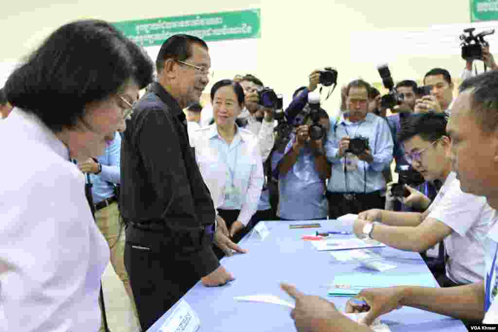 លោក ហ៊ុន សែន ប្រធានគណបក្ស​ប្រជាជន​កម្ពុជា ​ផ្ទៀង​ឈ្មោះ​របស់​លោក ​នៅ​ក្នុង​មណ្ឌល​បោះ​ឆ្នោត​ខេត្តកណ្តាល ​កាល​ពី​ថ្ងៃ​ទី​២៥ ខែកុម្ភៈ ឆ្នាំ​២០២៤។ (លាស់ លីបលីប/វីអូអេ) 