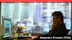 Un periodista trabaja en la redacción del canal Palestina TV en la ciudad de Ramala. El canal ha perdido a 4 de sus periodistas por los bombardeos de Israel sobre Gaza.