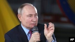 រូបឯកសារ៖ ប្រធានាធិបតីរុស្ស៊ីលោក Vladimir Putin ថ្លែងទៅកាន់​និស្សិត​និង​បុគ្គលិក​នៃ​រោងចក្រ​ Chelyabinsk Forge-and-Press នៅទីក្រុង Chelyabinsk ប្រទេសរុស្ស៊ី កាលពីថ្ងៃទី១៦ ខែកុម្ភៈ ឆ្នាំ២០២៤។ (Alexander Ryumin, Sputnik, Kremlin Pool Photo via AP)