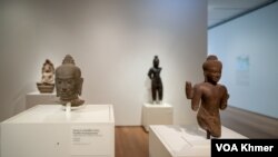 រូបឯកសារ៖ វត្ថុបុរាណខ្មែរត្រូវបានដាក់តាំងក្នុងពិព័រណ៍មួយនៅវិទ្យាស្ថានសិល្បៈ Chicago (The Art Institute of Chicago) នៅទីក្រុង Chicago រដ្ឋ Illinois នៅថ្ងៃទី ២ ខែវិច្ឆិកា ឆ្នាំ ២០២៣។ (ទែន សុខស្រីនិត/វីអូអេ)

