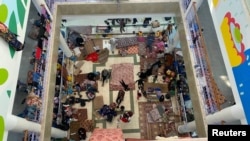 Palestinos desplazados que huyeron de sus casas por los bombardeos israelíes se refugian en el hospital Rantissi, en la Ciudad de Gaza, el 7 de noviembre de 2023.