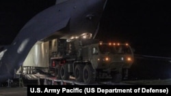 美国空军C-17“全球霸”运输机在吕宋岛卸载“堤丰”陆基机动导弹系统. 图片来源：美国太平洋陆军司令部