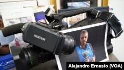 Una foto del fallecido reportero Mohamed Abu Hatab, asesinado por un misil israelí junto a toda su familia, puede verse junto a una cámara de video el 6 de noviembre de 2023 en un memorial en la sede de Palestine TV, en Ramala, Cisjordania.