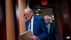 2023年7月27日，参议院多数党领袖、纽约州民主党人查克·舒默和参议院军事委员会主席、共和党人杰克·里德在完成2024财年军费开支法案的工作后，抵达华盛顿国会大厦与记者交谈。