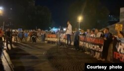 Građani drže transparente tokom skupa Srbija protiv nasilja, u Kraljevu, 16. septembra 2023. (Foto: FoNet)