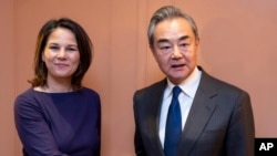 資料照 - 2023年2月17號，在慕尼黑召開的第50屆慕尼黑安全會議期間，德國外長貝爾伯克同中共政治局委員、中共中央外事辦主任王毅舉行了雙邊會談。