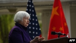 資料照片：2024年4月8日，美國財政部長耶倫訪問北京期間在美國駐中國大使官邸舉行記者會。 (法新社照片)