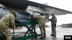 На фото: інженери-техніки відновлюють пошкоджений війною літак