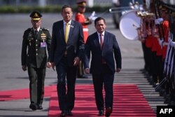 នាយករដ្ឋមន្ត្រី​កម្ពុជា​លោក ហ៊ុន ម៉ាណែត និងនាយករដ្ឋមន្ត្រី​ថៃលោក Srettha Thavisin គោរពក្បួន​ព្យុហយាត្រាក្នុងពិធីទទួលស្វាគមន៍ នៅវិមាន​រដ្ឋាភិបាលថៃ ក្នុងទីក្រុងបាងកក កាលពីថ្ងៃទី៧ ខែកុម្ភៈ ឆ្នាំ២០២៤។