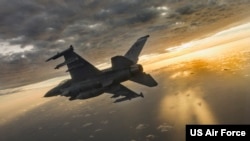 ARCHIVO - Un F-16 vuela durante una misión en la Base de la Fuerza Aérea Eglin, Florida, EEUU, el 14 de febrero de 2019.