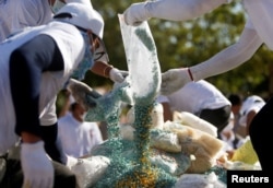 រូបឯកសារ៖ អាជ្ញាធរ​ចាក់​ថ្នាំញៀន​ចូល​ក្នុង​គំនរ​ដើម្បីដុត​បំផ្លាញ​ចោល​ក្នុង​ទិវា​ប្រយុទ្ធប្រឆាំង​នឹង​ការ​ជួញដូរ​និង​ប្រើប្រាស់​គ្រឿងញៀន​ នៅ​រាជធានីភ្នំពេញ កាលពីថ្ងៃទី២៦ ខែមិថុនា ឆ្នាំ២០១៩។