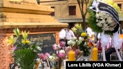 ពិធីបុណ្យបង្សុកូលគោរពវិញ្ញាណក្ខន្ធអ្នកស្លាប់ក្នុងអំពើភេរវកម្មដោយគ្រាប់បែកដៃឆ្នាំ១៩៩៧ រាជធានីភ្នំពេញ ថ្ងៃទី៣០មីនា២០២៣។ (លាស់ លីបលីប/វីអូអេ)