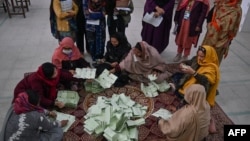 شمارش آرا در یکی از حوزه‌های انتخاباتی پاکستان