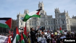 تجمع شماری از حامیان فلسطینی‌ها که خواستار آتش بس در جنگ غزه هستند - مادرید ۲۷ ژانویه ۲۰۲۴ 