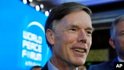 ARCHIVO: El embajador de EEUU ante China, Nicholas Burns, en una foto en Beijing el 4 de julio de 2022.