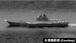 資料照片：中國海軍山東號航空母艦戰鬥群穿越巴士海峽進入西太平洋。 （圖片來自台灣國防部推特）