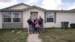 "Шанс почати життя спочатку". Родина у США після довгих спроб усиновити з України дівчинку, стала опікуном українського сироти. Відео